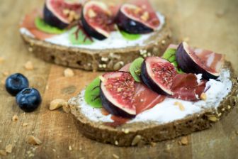 brood-met-bettine-kruidenspread,-rauwe-ham-en-vijgen