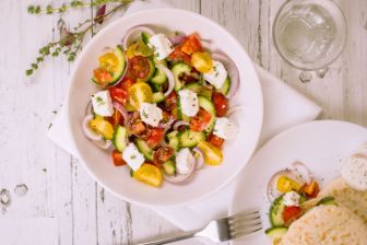 salade-van-tomaten,-rode-ui,-bettine-geitenkaas-en-komkommer