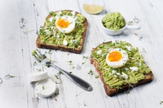 toast-met-avocadospread,-Bettine-geitenkaas-en-een-medium-gekookt-eitje