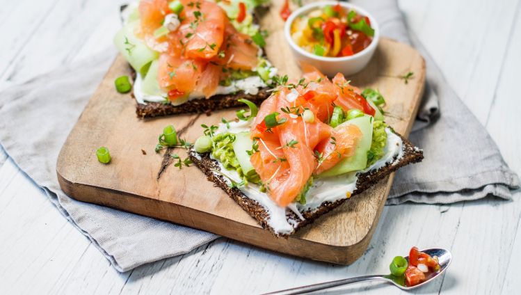 roggebrood-met-Bettine-geitenkaasspread,-avocadospread-en-gerookte-zalm