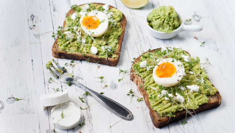 toast-met-avocadospread,-Bettine-geitenkaas-en-een-medium-gekookt-eitje