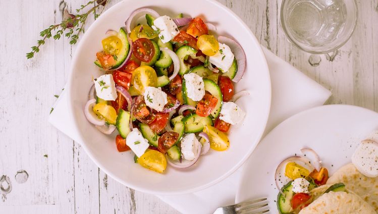 salade-van-tomaten,-rode-ui,-bettine-geitenkaas-en-komkommer